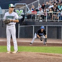 Un lanceur de baseball s'apprête à lancer.