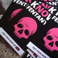 Le message publicitaire dit : Know Fentanyl, Test your dope or die. Connaissez votre fentanyl. Testez votre drogue ou mourez.