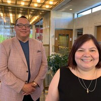Wayland Sutherland, PDG de de la Société de développement du Traité no 1 et Jolene Mercer, directrice de la gouvernance de l'organisme, à l'hôtel de ville de Winnipeg, le mercredi 15 juin 2022.