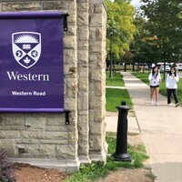 Deux étudiantes qui marchent sur le campus de l'Université Western.