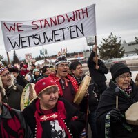 Un groupe de manifestants est réuni en appui à la nation Wet'suwet'en. 
