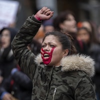 Une manifestante maquillée aux couleurs des Wet'suwet'en.