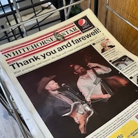 Une du journal Whitehorse Star avec écrit en grand titre « merci et au revoir ». 
