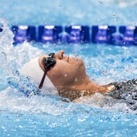 Nikita Ens nage sur le dos lors des Championnats du monde de paranatation à Londres en 2019. 