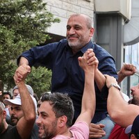 Yassine Yassine, candidat aux élections législatives, célèbre avec ses supporteurs en attendant les résultats.