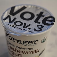 Un message incitant les gens à aller voter le 3 novembre bien en évidence sur un pot de yogourt.