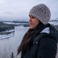 Nathalie Carriapen pose devant le fleuve Yukon.