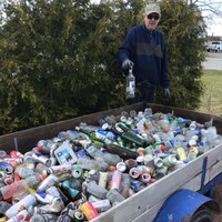 Yvon Drouin profite de sa marche quotidienne pour ramasser les déchets.