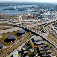 Prise de vue aérienne de la zone industrielle située en bordure du fleuve Saint-Laurent, dans l'est de la ville de Québec.