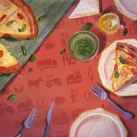Une pizza, des fines herbes et de l'huile d'olive sont disposées sur une nappe avec motif qui illustre une chaîne de production alimentaire.