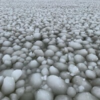 Un champ de boules de glace sur un lac.