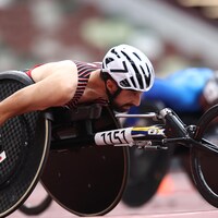 Le para-athlète Brent Lakatos en plein effort dans sa chaise lors des Paralympiques de Tokyo.