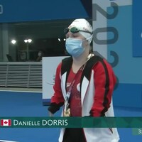 La nageuse Danielle Dorris se dirige vers la piscine.