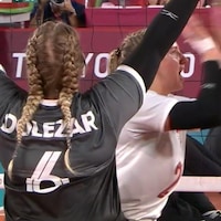 Les joueuses canadiennes de l'équipe de volleyball assis célèbrent leur victoire.