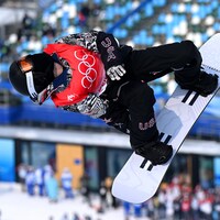 Le planchiste Shaun White fait une figure dans les airs.