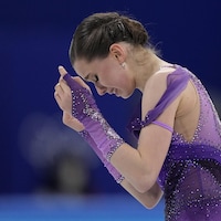 Kamila Valieva se prend la tête, en larmes.