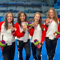 Morgan Bird, Katarina Roxon, Sabrina Duchesne et Aurélie Rivard posent fièrement avec leur médaille au Centre aquatique de Tokyo. 