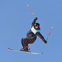 Megan Oldham réalise une figure durant la finale du grand saut en ski acrobatique aux Jeux olympiques de Pékin.