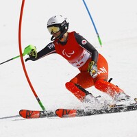 La paraskieuse Michaela Gosselin effectue une descente en slalom aux Jeux de Pékin.