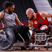 Hayden Barton-Cootesde la Nouvelle-Zélande et Zak Maddel du Canada en action lors du match de rugby en fauteuil roulant. 