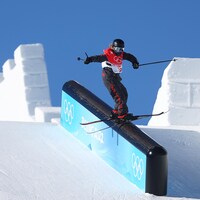 La skieuse canadienne est sur une rail. 