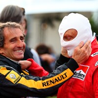 Prost prend le visage de son ami entre ses mains.