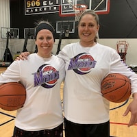 Deux femmes tenant des ballons de basketball et sourient.