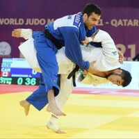 Le judoka québécois projette son adversaire au sol.