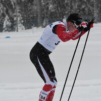 Antoine Cyr skie sous la neige lors d'une épreuve des Championnats du monde.