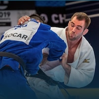 Antoine Valois-Fortier se bat contre un adversaire lors d'une compétition de judo.