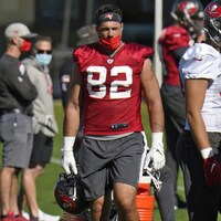 Antony Auclair tient son casque avant de faire un exercice à l'entraînement.
