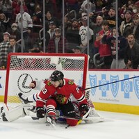 Philipp Kurashev (23) entre en collision avec le gardien Samuel Montembeault