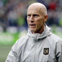 Bob Bradley marche le long des lignes de côté dans des habits aux couleurs du Los Angeles FC.
