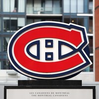 Le logo du Canadien à l'extérieur du Centre Bell.
