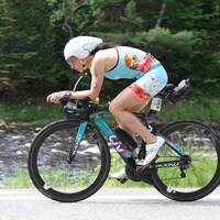 Caroline Longchamp roule en vélo lors du IRONMAN 70.3 Mont-Tremblant de 2019
