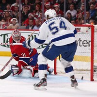 Posté devant le filet de Carey Price, il regarde la rondelle filer dans le but.