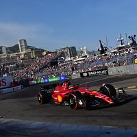 La voiture Ferrari de Charles Leclerc roule sur le circuit de F1 de Monaco.