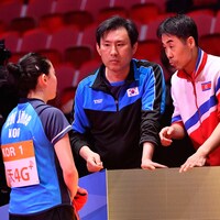 La pongiste Jeon Jihee écoute les instructions des entraîneurs de l'équipe unifiée de Corée.  