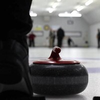 Une pierre de curling immobile sur la glace
