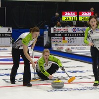 Kellie Stiksma lance une pierre lors du championnat provincial de curling, le 18 janvier 2023. 