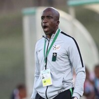 David Notoane donne des directives depuis les lignes de côté lors d'un match de soccer.