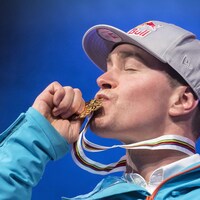 Erik Guay avec sa médaille d'or du super-G