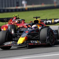 Max Verstappen en piste devant Carlos Sainz.