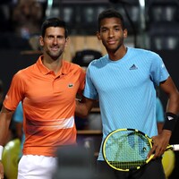 Deux joueurs de tennis prennent la pose avant un match au tournoi de Rome. 