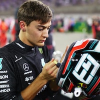 Il prépare son casque avant une course.
