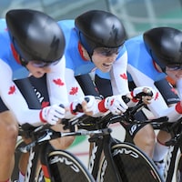 Georgia Simmerling, au centre, aux Jeux olympiques de Rio avec l'équipe canadienne de poursuite.