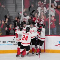 Des membres de l'équipe canadienne de hockey célèbrent le but de Joshua Roy.