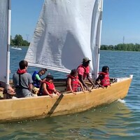 Des jeunes naviguent sur le fleuve Saint-Laurent