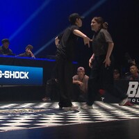 Les deux danseuses se regardent et se défient sur la piste de danse.