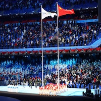 Le drapeau olympique, hissé aux côtés du drapeau chinois, au Jeux olympiques de Pékin.
